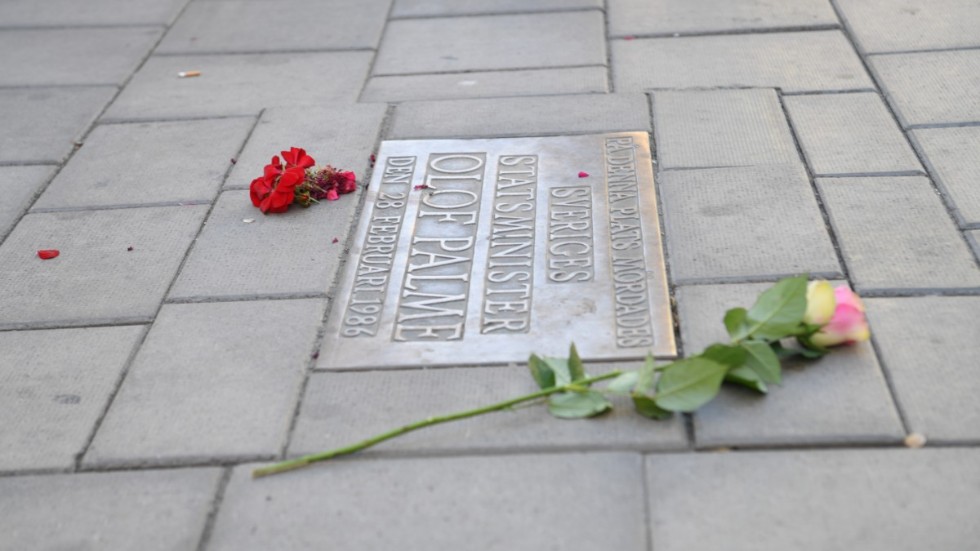 För mer än trettiofyra år sedan mördades Olof Palme på den här platsen. Den utpekade gärningsmannen är också död. Hela den gamla utredningsgruppen har gått i pension. Dags att gå vidare. 