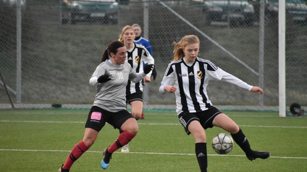 Hanna Hellström, till vänster, i en match för Kenty mot Rimforsa IF. Kommande säsong spelar hon i den svartvita tröjan igen.