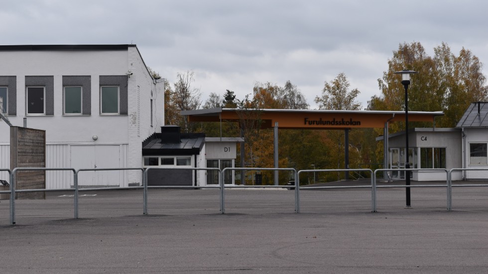 I måndags upptäcktes en ruta krossad på Furulundsskolan. 