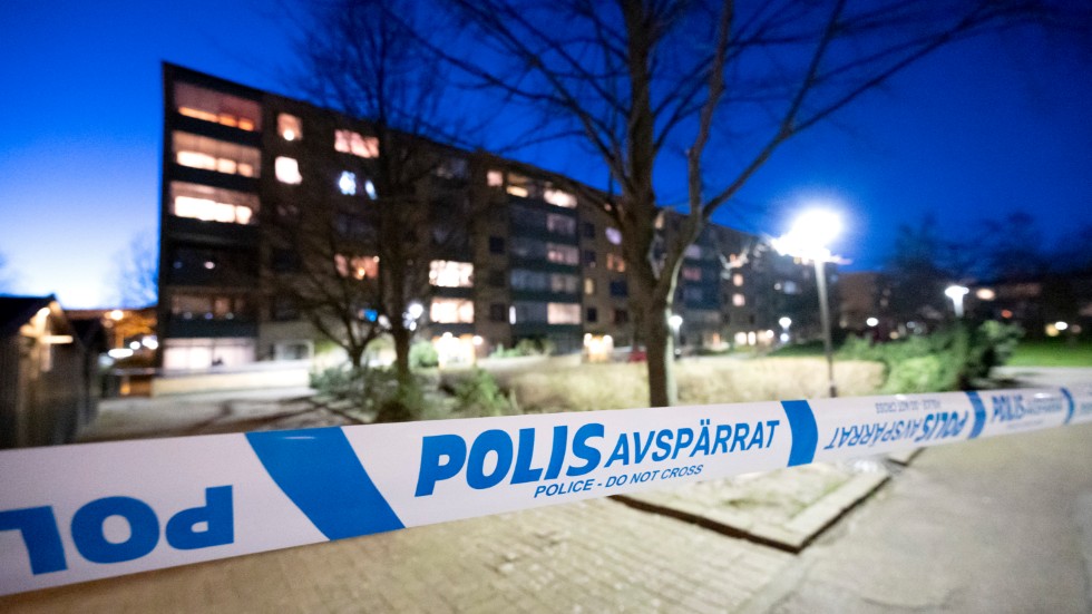 Polis och avspärrningar i Bellevuegården i Malmö på lördagskvällen.