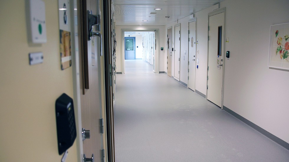 Besöksförbud, med några få undantag, råder nu på Rättspsykiatriska regionkliniken i Vadstena.