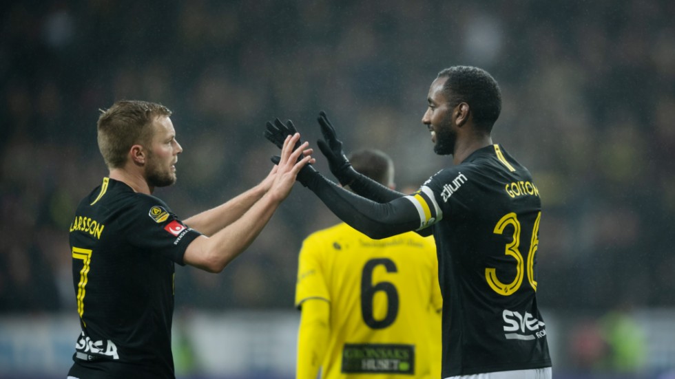 Permitterade – men de största stjärnorna i allsvenskan, här AIK:s Sebastian Larsson och Henok Goitom, behåller i princip sina löner. Arkivbild.