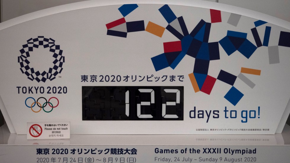 122 dagar kvar till sommar-OS i Tokyo förkunnade den här skylten i den japanska huvudstaden i tisdags. Samma dag meddelades att OS skjuts fram till nästa år. Exakt när spelen ska hållas är ännu oklart.