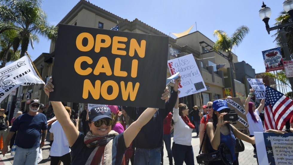 Protester i Huntington Beach i Kalifornien mot delstatens coronarestriktioner.