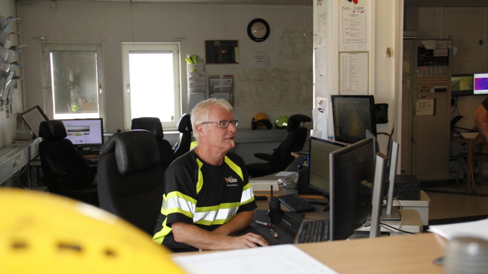 Bengt Lindgren har arbetat 25 år och en månad på Ena energi, här vid skärmarna där personalen dygnet runt följer vad som händer i kraftvärmeverket.  