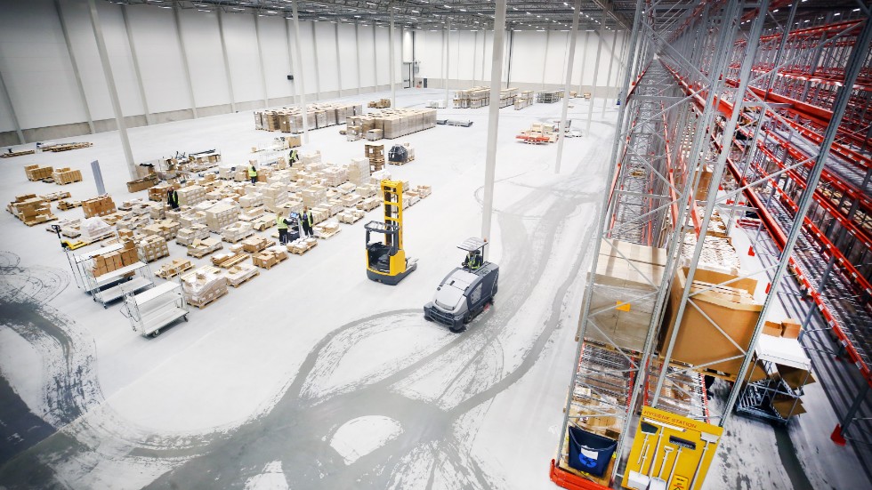 Det nya DHL-lagret i Kjula Logistikpark rymmer 10 000 kvadratmeter. Hälften av ytan omfattas av L'Oréals produkter och övrig yta väntar på nya prospekt.