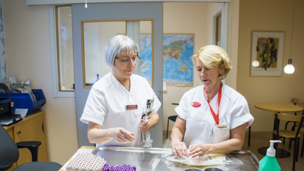 Sjuksköterskan Susanne Öberg och biomedicinska analytikern Margaretha Persson har fullt upp nu i dagarna. 
