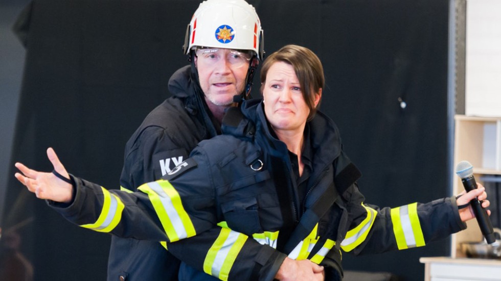 Kenneth Nyman gjorde Heimlich manöver på Kristina Gissler i hennes musik- och teaterföreställning om brand- och vattensäkerhet på brandstationen i Knivsta.