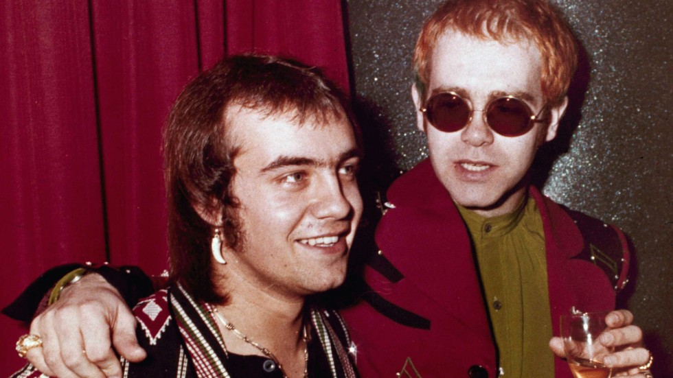 Elton John (till höger) tillsammans med textförfattaren Bernie Taupin (till vänster) i London 1973. Tidigare i år kom filmen "Rocket man" som handlar om Elton Johns liv och karriär.