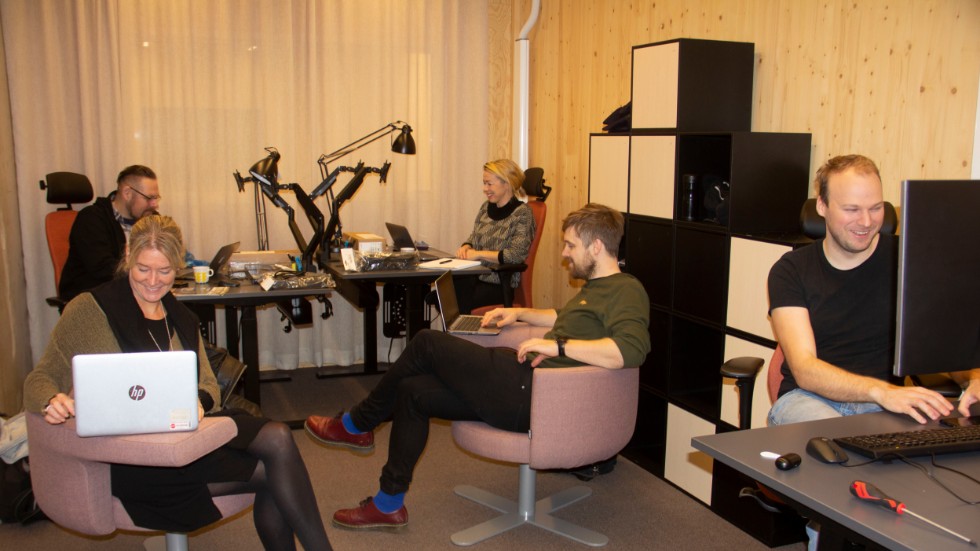 Carina Nordlander, Magnus Holmström, Lena Malmborg, Jon Hylander och Magnus Kalm på kultur och fritid jobbar nära varandra. Men först nu sitter de samlade, i ett gemensamt kontorsrum i CIK.