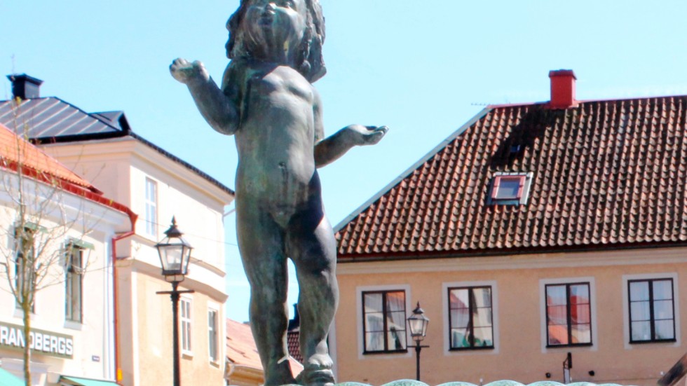 Vadstena Spetsmuseum vill att Vadstena kommun ska se till att statyn Lilla Kerstin på Stora torget ska få en informationsskylt.