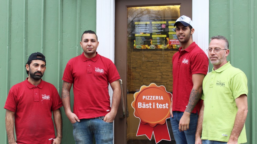 (Från vänster) Ismael Khader och Räkan Kalari har öppnat pizzeria. Här tillsammans med Raza Shirazi och Nader Kabaz som jobbar på pizzerian. 