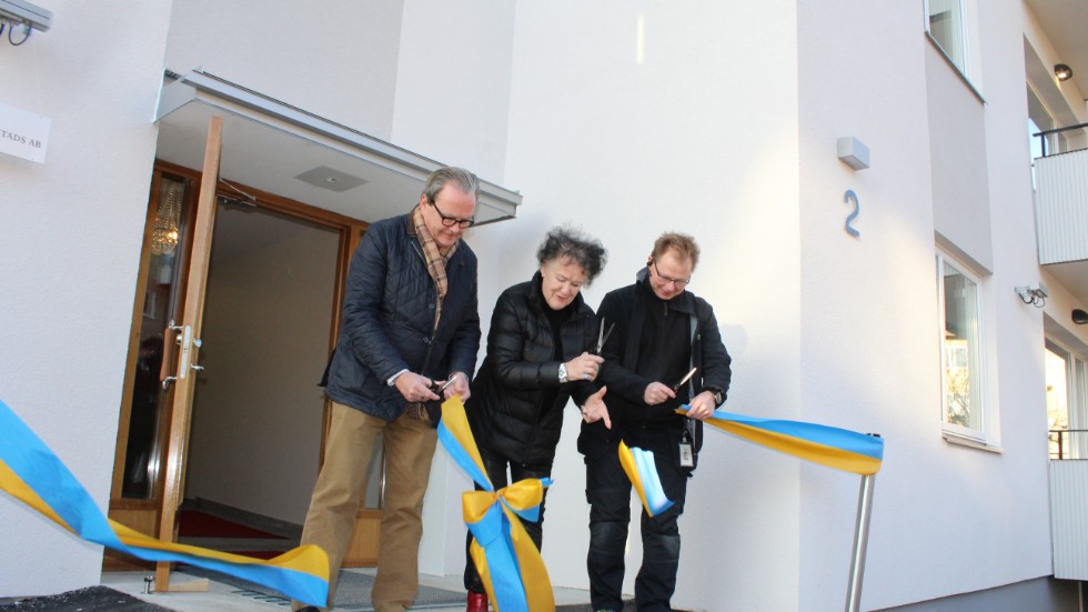 Ett klipp för tre personer: Anders Falk, arkitekt, Fröydis Sandberg, hyresgäst och Mikael Karlsson, projektledare delade på uppdraget att klippa det blågula bandet.