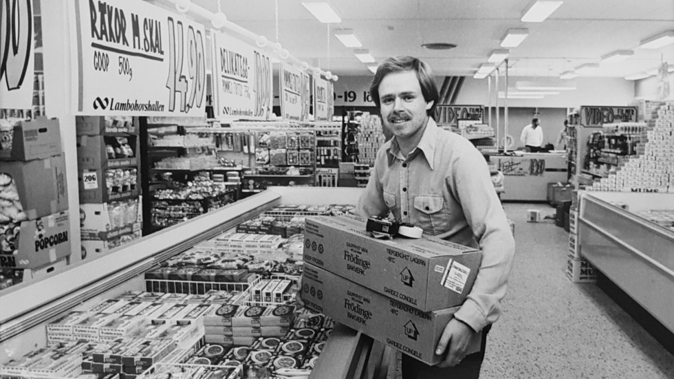 Det är 1982 och butikschefen Lennart Olvestrand visar upp den nya Konsumbutiken i Lambohov.