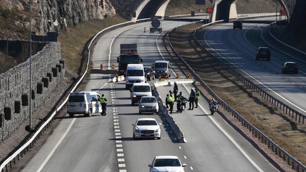 Finsk polis och soldater vid en vägspärr vid Nylands landskapsgräns.