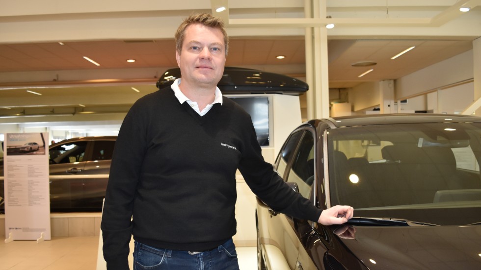 Magnus Karlsson, säljledare Holmgrens Bil i Vimmerby har i corona-tider märkt en avmattning i antalet kunder som besöker bilhallen.  
