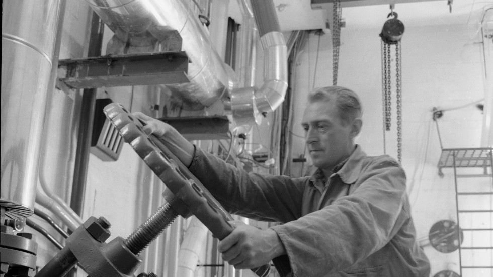 Mannen på bilden vrider på en säkerhetsventil på en forskningsreaktor i norska Halden 1959. Vare sig mannen eller Halden eller reaktorn har något med textens innehåll att göra. 
