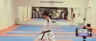 Karate dojo tävlar vidare – framför kameran 