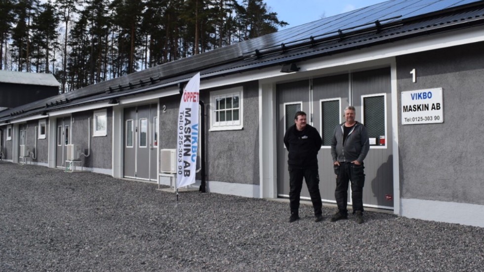 Kari Kantojärvi och Joel Hellberg utanför den nystartade företaget. Den gamla svinlängan renoverades till företagspark.