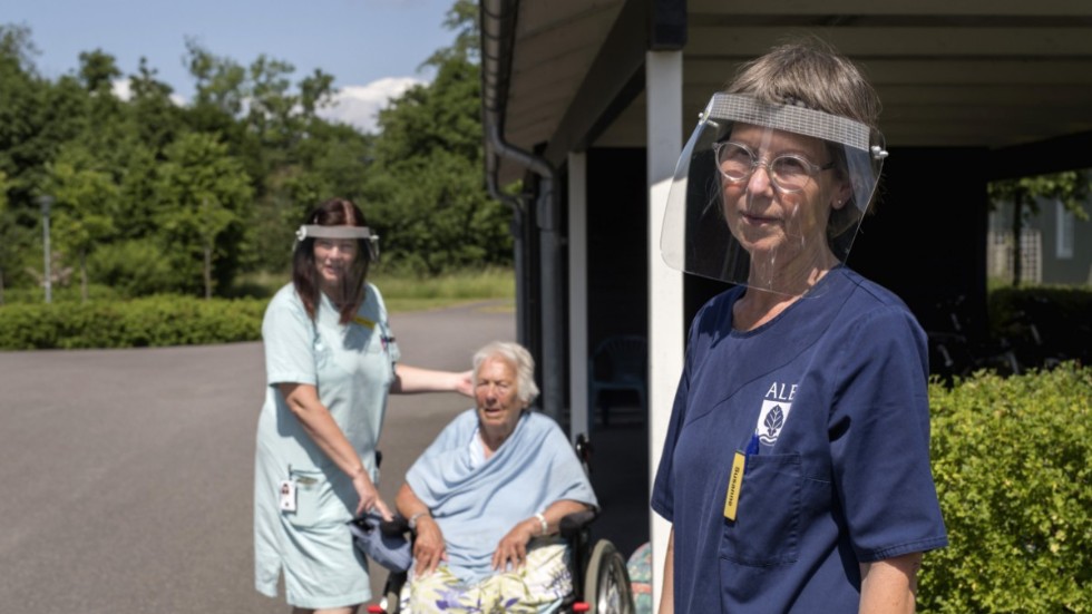 Undersköterskan Susanne Falk (till höger) på Backaviks äldreboende i Nödinge känner sig trygg med de rutiner som man har för att förhindra smittspridning. Hennes kollega Britt-Marie Reinlie och Gun-Britt Mellén håller med.