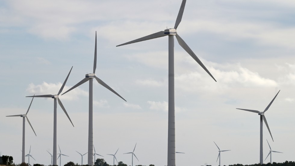 Vindkraft är en en väderberoende elproducent. Fredrik Lundell (M) anser inte att vätgas kan göra att el från vindkraft blir en mer planerbar energikälla. 