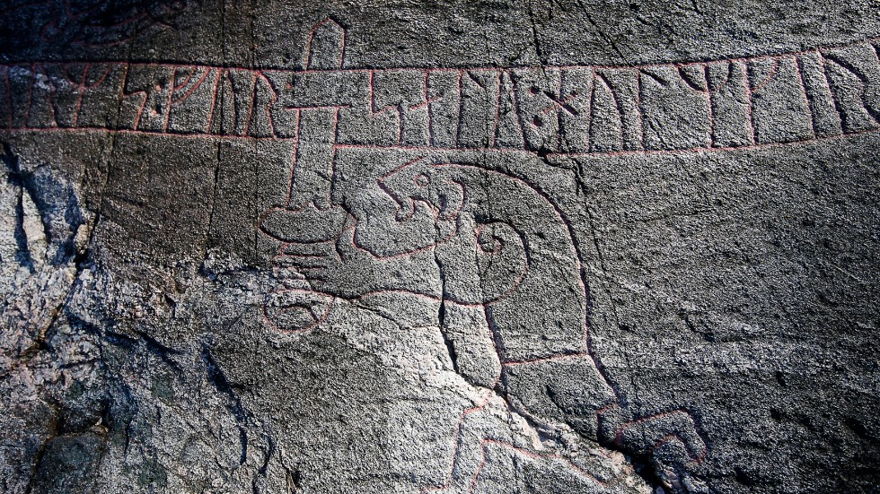 Städa upp vid Sigurdsristningen. Sätt fast skyltar och måla i runorna så att platsen får sitt värde, skriver signaturen "Värnar om kulturarv".