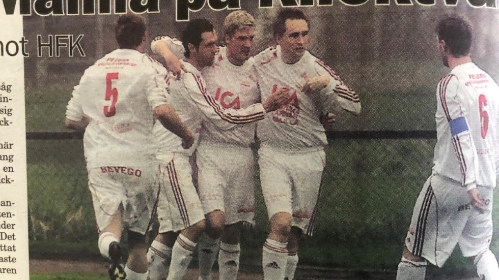 Målilla firar ett av sex mål i derbyt borta mot Hultsfred. På bilden ses bland andra Morgan Pihl, Andreas Lövgren och Stefan Lind. 