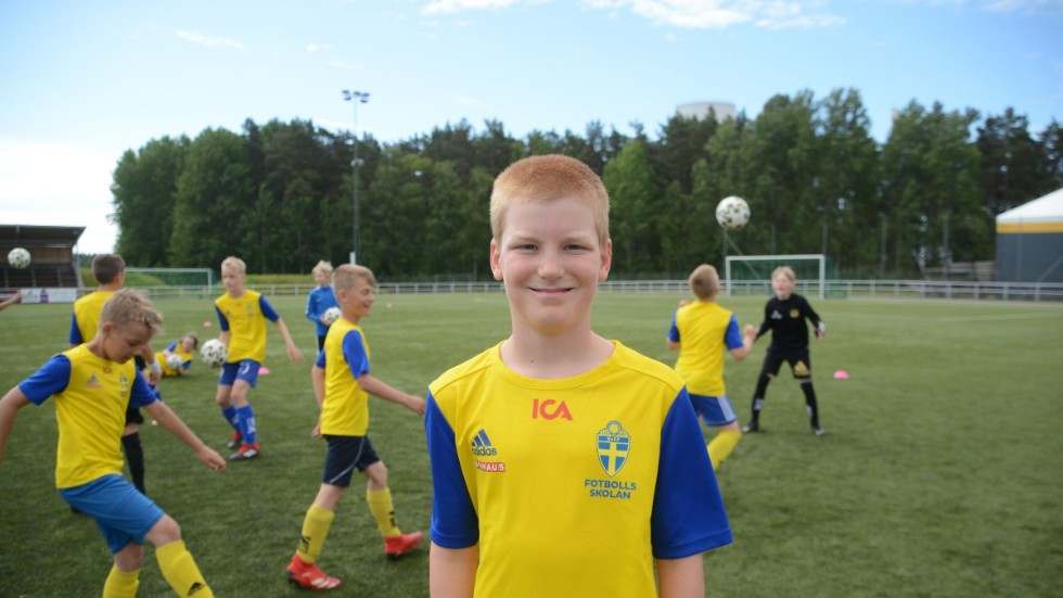Theo Lindström, 11, tycker att sommarfotbollskolan är bra. "Vi får extra träning och kan lära oss mer".