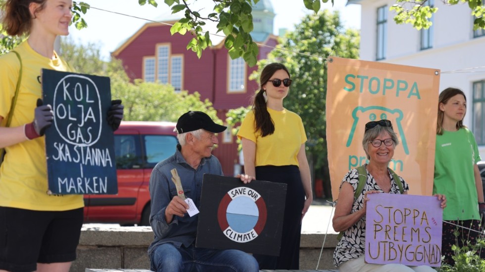 En grupp demonstranter samlades på Kungstorget i Lysekil för att ta del av Mark- och miljööverdomstolens yttrande.