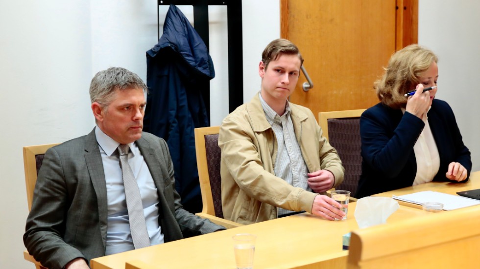 Philip Manshaus, här omgiven av sina försvarare Audun Beckstrøm och Unni Fries, i en häktningsförhandling tidigare i år.