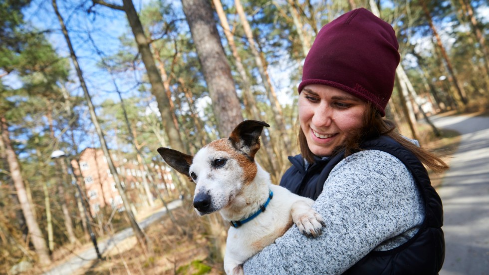 Linnea Andersson som just nu har hunden Lucky i jourhem. "Han får vara hos oss till dess att han hittar ett hem", säger hon.
