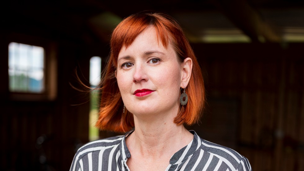 Kulturjournalisten och kommunalpolitikern Maria Broberg (född 1977) bor i Nedre Saxnäs, Sorsele. I samma trakter utspelas debutromanen "Bakvatten".