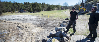 Strand på Kråmö täckt av frigolit