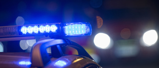 Man bar runt på kniv och yxa i Skäggetorp – dödshotade fyra poliser