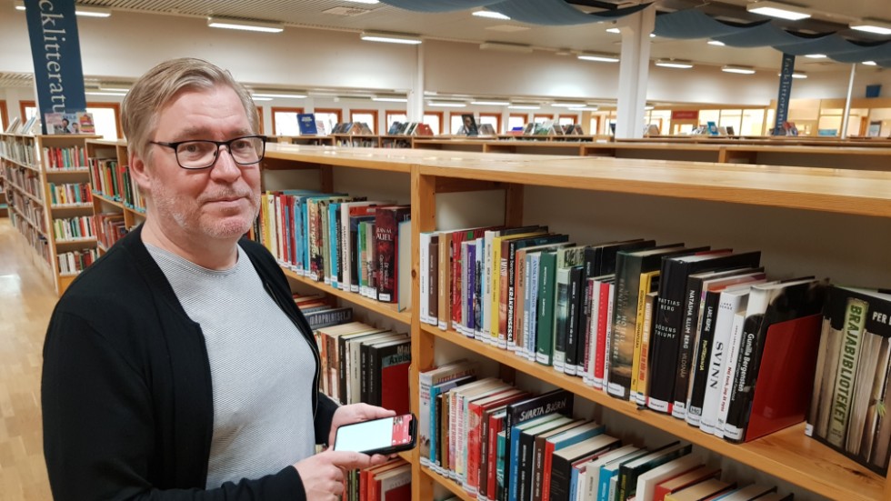 "Vi jobbar med att få folk att läsa oavsett om det är en vanlig bok eller en e-bok", säger bibliotekschefen Johan Söderberg, som dock ser kostnaderna för e-böcker öka dramatiskt och menar att budgeten måste ses över.