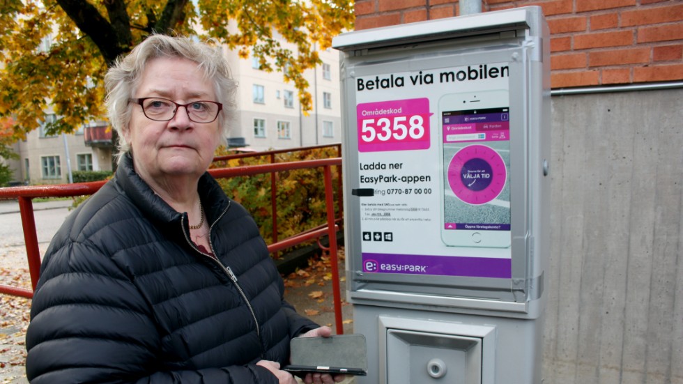 Susanna Jansson tycker att det är krångligt, för en del omöjligt, att betala parkeringen via appen. Sms är ett dyrare alternativ och kräver även det en mobiltelefon.