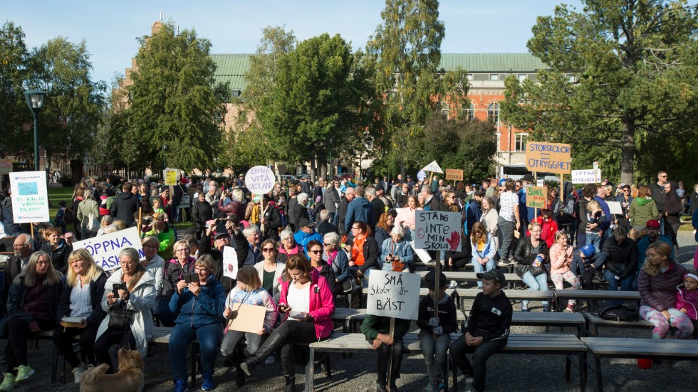 I lördags demonstrerade vuxna och barn mot stängningar av byaskolor runt om i Luleå kommun.