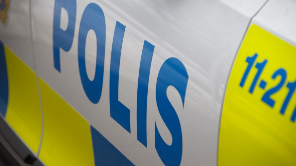 En person ska under måndagskvällen kastat föremål mot en fönsterruta i centrala Finspång.