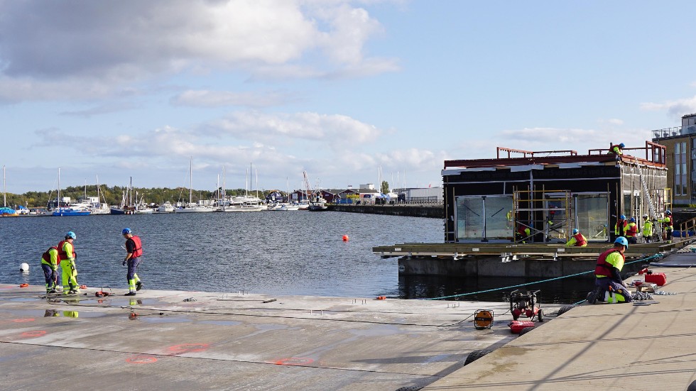 Arbetet pågår för fullt vid hamnplanen. Till vänster i bild syns bottenplattan till hotellet. Till höger gästhamnens nya servicebyggnad.
