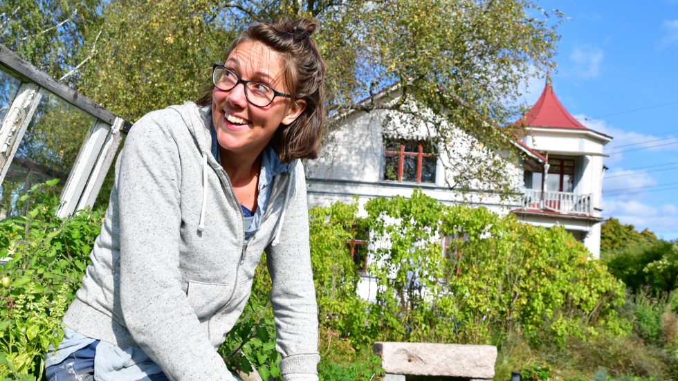 Andrea Guertsen hemma i trädgården vid huset strax utanför Torsåker i Gästrikland. För 20 år sedan hon Sveriges bäste 400-meterslöpare. Ett par år senare tog karriären tvärstopp efter ett spjutkast där korsbandet i knäet gick av.