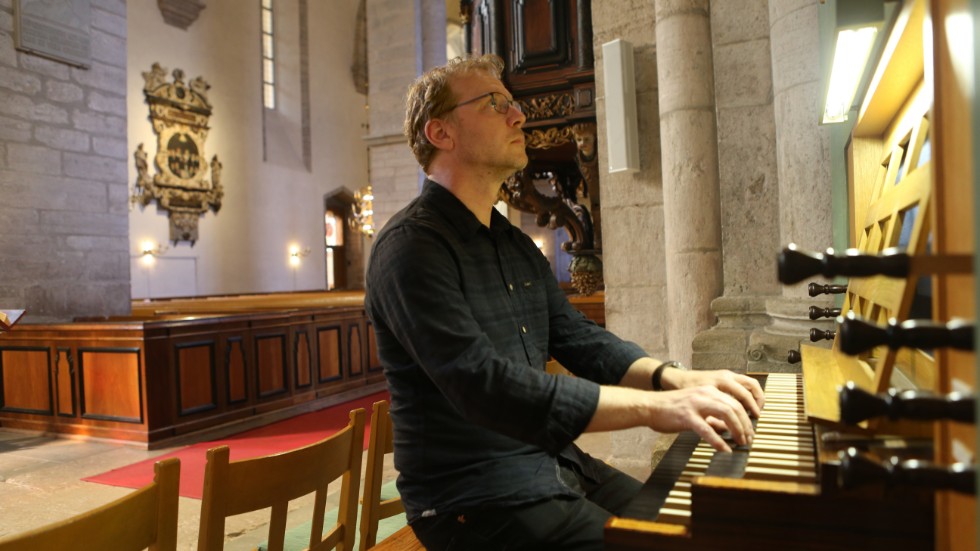 Peter Alrikson provspelar ett av de flertalet mindre orgelinstrumenten i S:t Maria. 