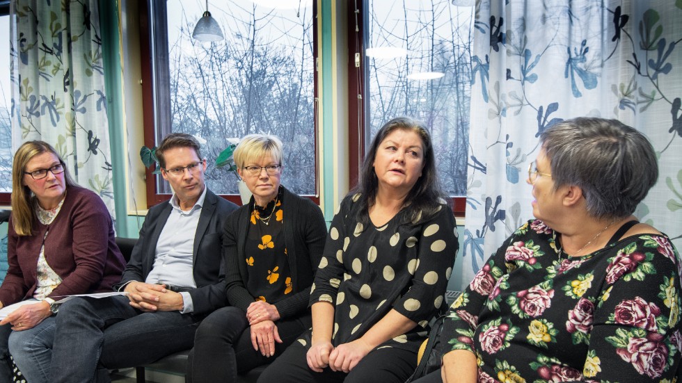 Ingrid Renberg, ordförande i FUB, och föräldrarna, Niklas Lehto, Christina Lehto, Maud Moritz och Berit Kumpula har kritik mot förslaget att lägga ner Hertsön dagverksamhet.