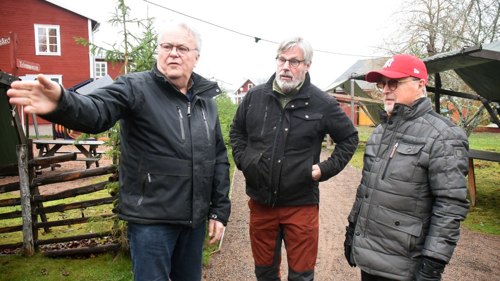 Fr.v: Frank Axelsson, Johan Ekselius och Johan Axelsson är styrelsemedlemmar i Bolaget Hembygdsförening som ordnar en julmarknad på området på lördag.