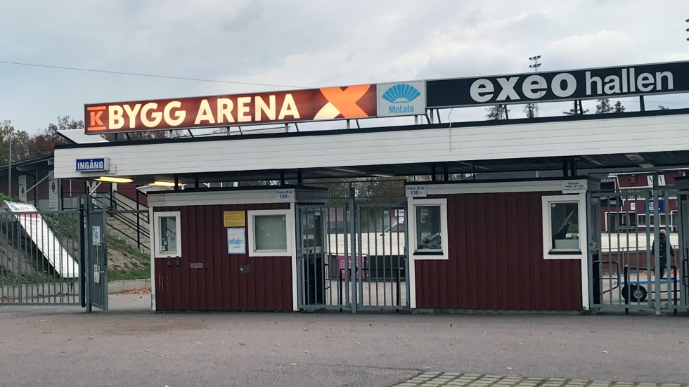 Tak eller väderskydd över bandybanan på K bygg arena jobbar IFK Motala fortsatt för och enligt ordföranden Bo Ribers är klubben på väg mot vägs ände om inget besked kommer.