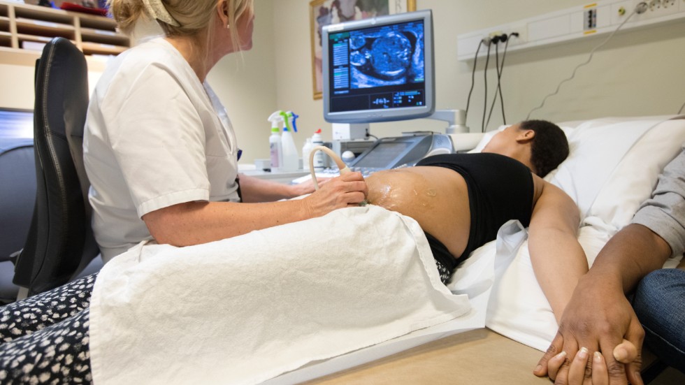 Gravida kvinnor i Sverige ska erbjudas fosterdiagnostik, då barnmorskan med hjälp av ultraljud bland annat kan upptäcka allvarliga hjärtfel som behöver kirurgisk behandling direkt efter förlossningen.