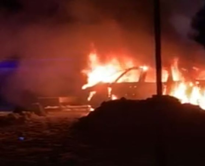 Bilen på parkeringen misstänks ha satts i brand.