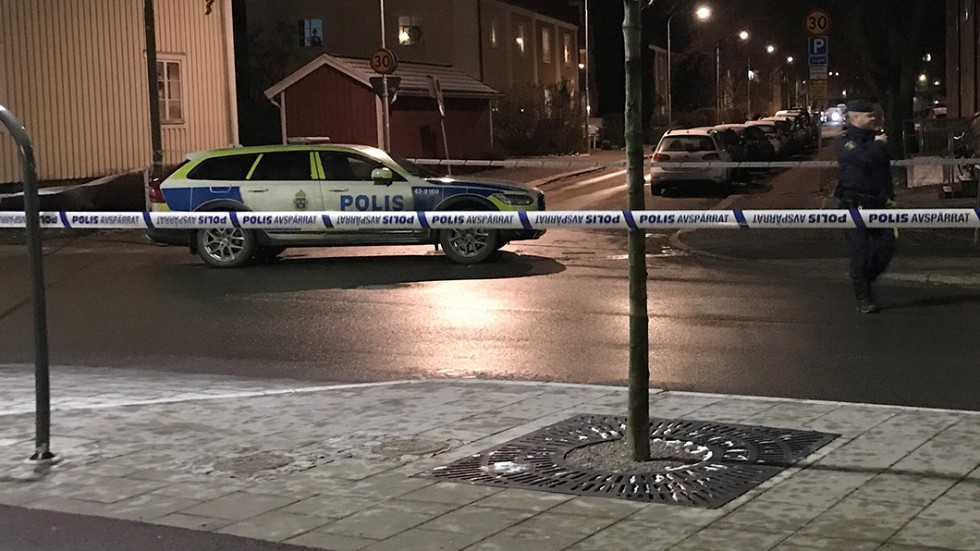 Polisen har spärrat av i centrala Linköping.