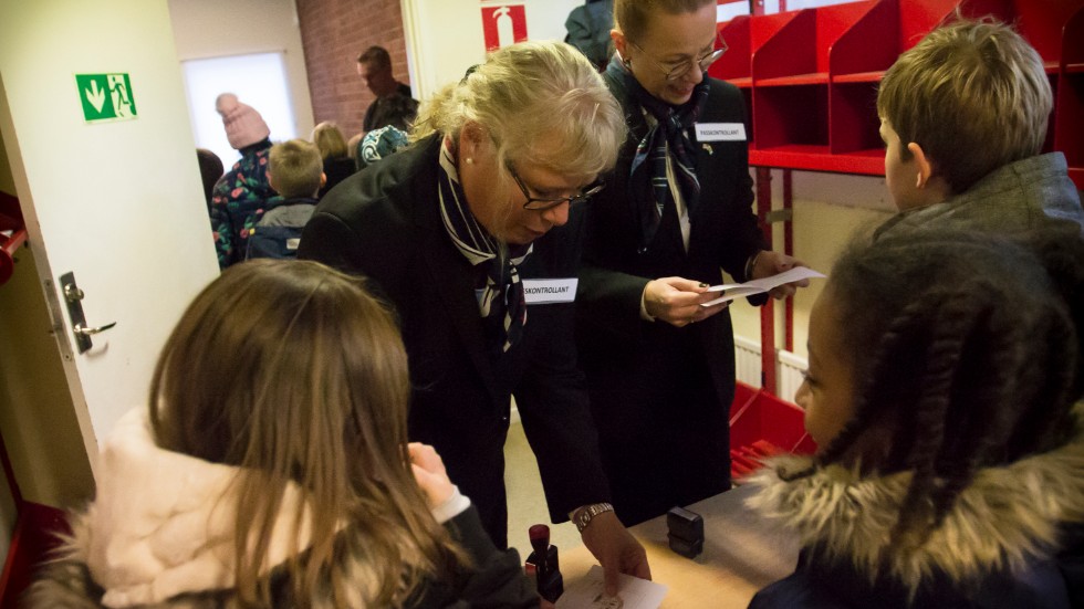 Petra Andersson och Marina Bildtse Vennerholm kontrollerar fritidsbarnens pass.