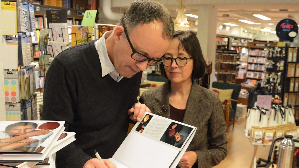 Jens Fellke och Helena Egerlid signerar boken "Den snälle världsmästaren".