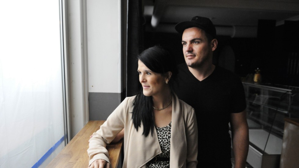Sabina och Rusmin Kolenovic lämnar över cafélokalerna på Storgatan till en ny entreprenör. Nu fokuserar de på Östra Skälö restaurang och på familjelivet.